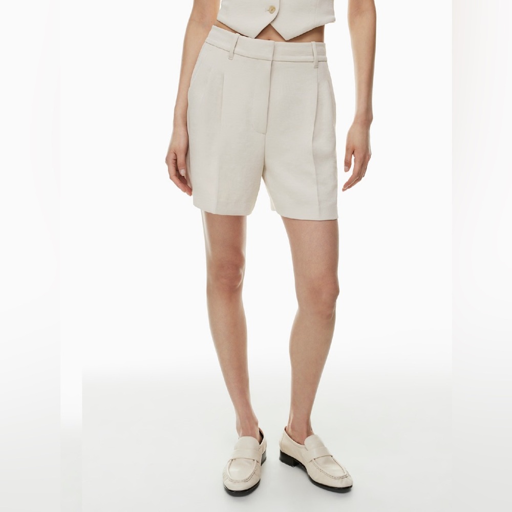 Aritzia mid thigh 5” short - Picture 2 of 9